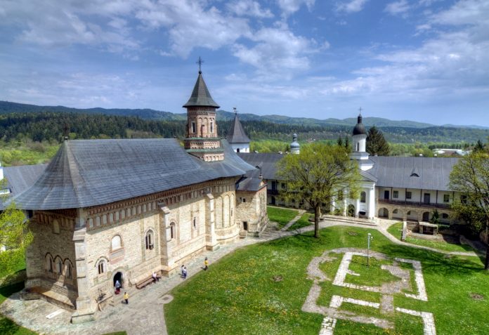Mănăstirile din Neamţ atrag anual sute de mii de credincioşi