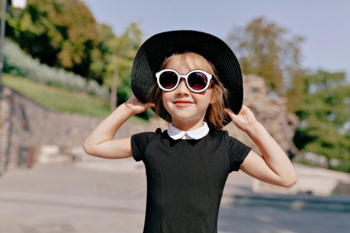 Cum să alegi ochelarii de soare potriviți pentru copii