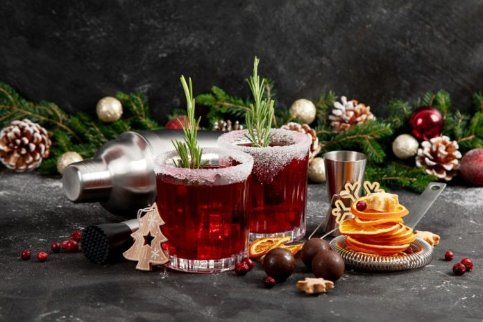 Rețete festive de cocktailuri cu prosecco pentru petrecerile de Crăciun și Revelion Rețete festive de cocktailuri cu prosecco pentru petrecerile de Crăciun și Revelion