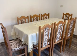 Producător din Târgu Neamţ de scaune şi mese din lemn masiv tradiţionale Producător din Târgu Neamţ de scaune şi mese din lemn masiv tradiţionale