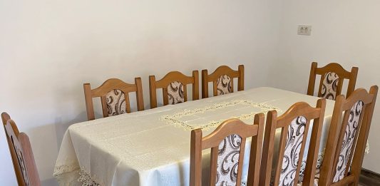 Producător din Târgu Neamţ de scaune şi mese din lemn masiv tradiţionale Producător din Târgu Neamţ de scaune şi mese din lemn masiv tradiţionale